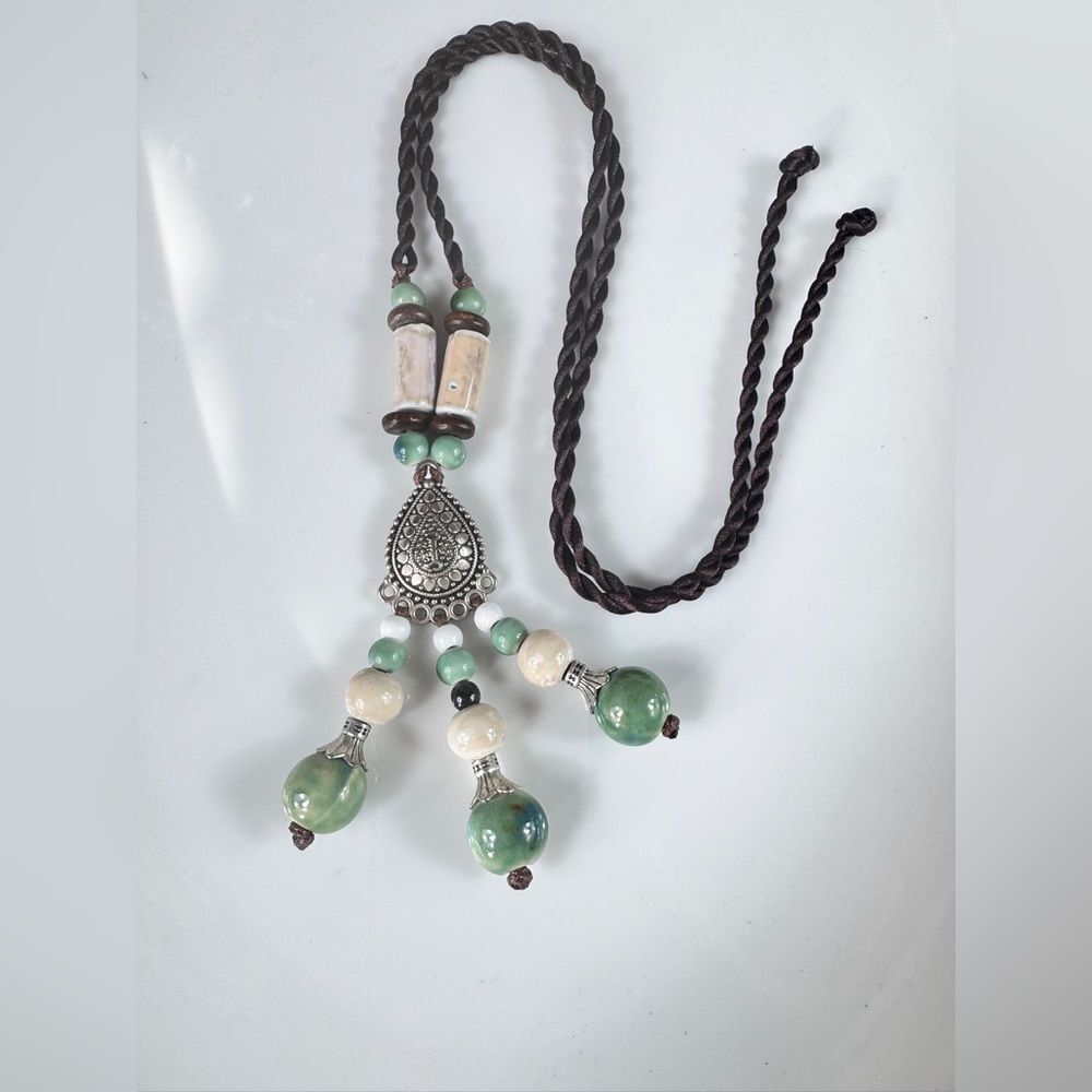 Green and Cream Stones Pendant Necklace